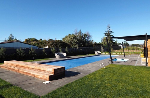 Martinborough Cottage | Pinot Longbox - Martinborough Holiday Home