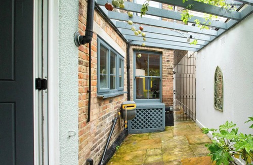 Walthamstow Apartment | Poet's Corner - Charming Victorian Home