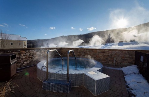 Ludlow Condo | Pool + Hot Tubs! Charming Condo at Jackson Gore