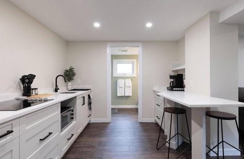 Port Dalhousie Apartment | Port Beach Retreat - Modern & Cozy Stay!