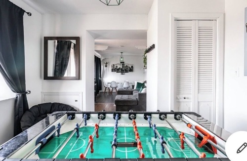 Fallsview Apartment | PRIME location, 2 FREE parking, 5 Min WALK FROM FALLS, free wine & wifi, 8guest