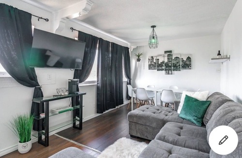 Fallsview Apartment | PRIME location, 2 FREE parking, 5 Min WALK FROM FALLS, free wine & wifi, 8guest