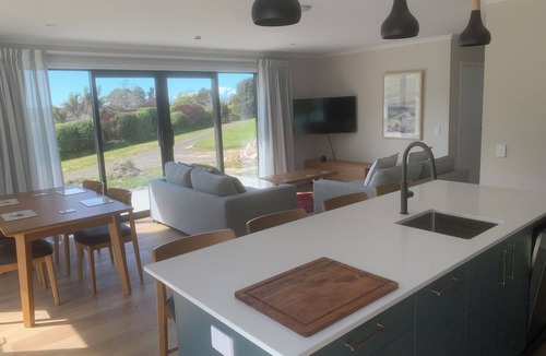 Redwood Valley House | Private attractive single story villa, sleeping 4 people.