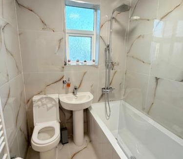 Luton House | Private double room, in centre near mall and Uni