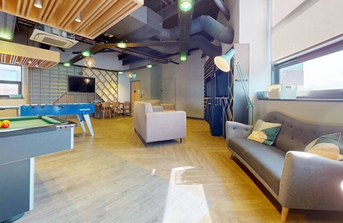 Lincoln Apartment | Private Ensuite in Stylish Apartment at Pavilions