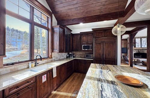 Edwards House | Private Luxury Lodge with Hot Tub & Epic Views near Beaver Creek & Vail
