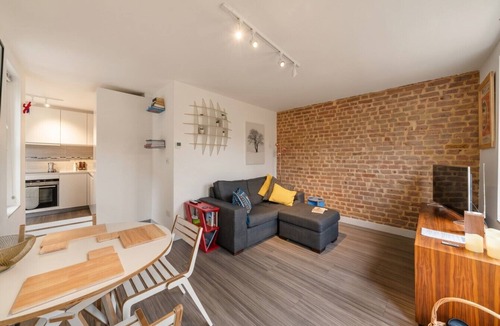 Hackney Downs Condo | Private Roof Terrace · 1-Bed Victorian Flat · 2 Min Walk to Clapton Overground