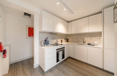 Hackney Downs Condo | Private Roof Terrace · 1-Bed Victorian Flat · 2 Min Walk to Clapton Overground