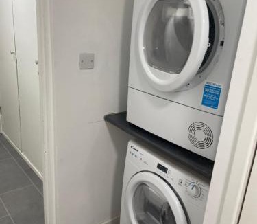 Haselbury Apartment | Private studio with a private bathroom and kitchenette