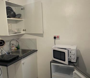 Haselbury Apartment | Private studio with a private bathroom and kitchenette