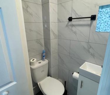 Haselbury Apartment | Private studio with a private bathroom and kitchenette