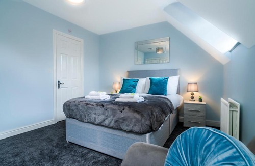 Peterborough Apartment | Progressive House 5 Bedrooms Inc Study with Sofabed, Garden, Smart TV in Every Bedroom FREE Parking