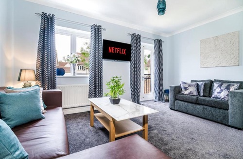 Peterborough Apartment | Progressive House 5 Bedrooms Inc Study with Sofabed, Garden, Smart TV in Every Bedroom FREE Parking