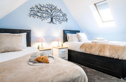 Peterborough Apartment | Progressive House 5 Bedrooms Inc Study with Sofabed, Garden, Smart TV in Every Bedroom FREE Parking