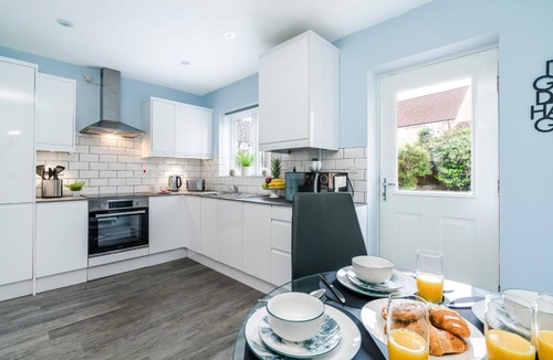 Peterborough Apartment | Progressive House 5 Bedrooms Inc Study with Sofabed, Garden, Smart TV in Every Bedroom FREE Parking