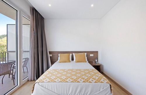 Armamar Resort | Property In A Holiday Village 'Quinta Da Pedra Caldeira D' with Mountain View and Air Conditioning