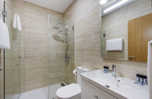 Armamar Resort | Property In A Holiday Village 'Quinta Da Pedra Caldeira D' with Mountain View and Air Conditioning