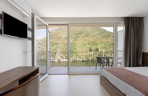 Armamar Resort | Property In A Holiday Village 'Quinta Da Pedra Caldeira I' with Mountain View and Air Conditioning