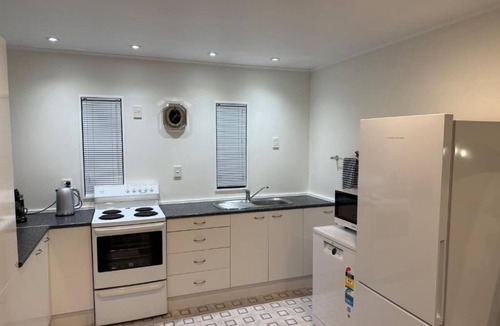 Opaki Villa | Protea Cottage. Relax-Explore-Work. 3km to Town.