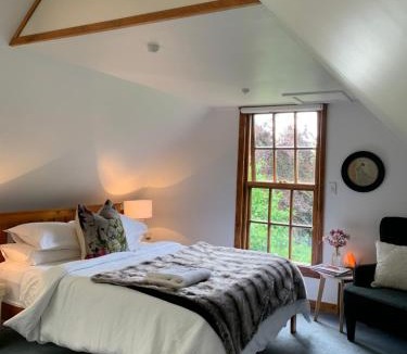 Brightwater Bed & Breakfast | Quail Farm, Colonial charm