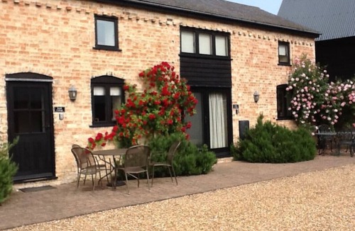 Cambridge Cottage | Quaint Farm Cottage in charming peaceful village