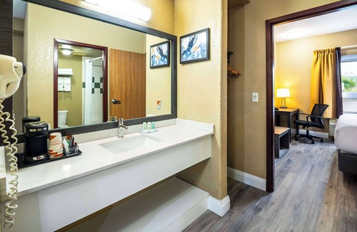 Grimsby Hotel | Quality Inn & Suites