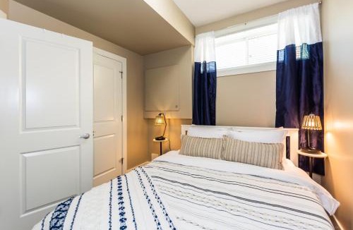 Southeast Edmonton House | Queen Bed * Netflix * WiFi * Long or Short Stays