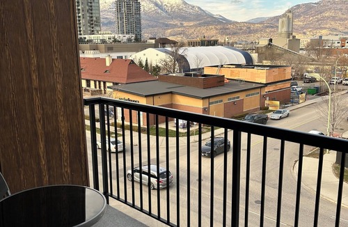 North End Apartment | Quick walk to Lakeside Boardwalk and Downtown shops & restaurants!