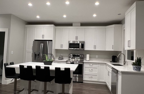 Langford House | Quiet Bright Luxurious & Clean Private Modern Suite with free Parking & A/C
