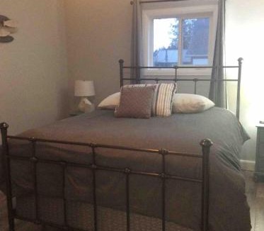 Town of Essex House | Quiet Lake View Firepit, Deck, BBQ, 3 Winery Walk