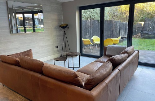 Eastcote House | Quiet location; easy access to London. Good transport links to Heathrow Airport.