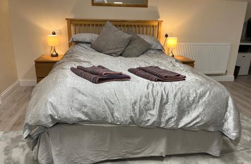 Bramcote Apartment | Quiet studio flat near University & QMC, King size bed