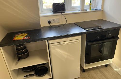 Bramcote Apartment | Quiet studio flat near University & QMC, King size bed