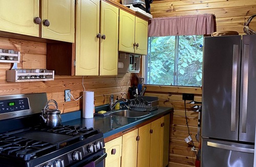 McKellar Cottage | Quiet Waterfront Cottage near Parry Sound