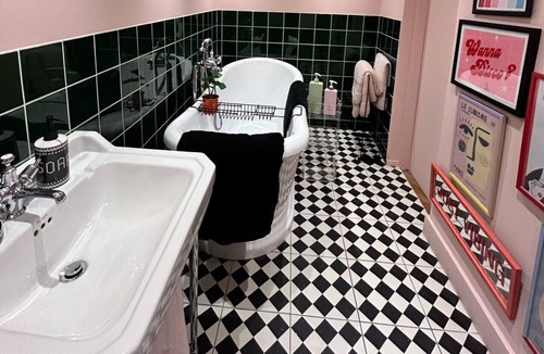 Seafront Apartment | Quirky Basement Studio 5 min walk from Brighton Pier, in the heart of the Lanes!