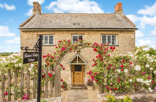Bampton Cottage | Radcot Bridge Cottage (4) - a beautiful cottage sleeps 4 guests in 2 bedrooms