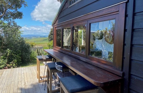 Raglan Cottage | Raglan View Cottage with Spa Pool