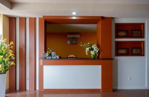 Palu Hotel | RedDoorz Plus @ Cameloan Hotel Palu