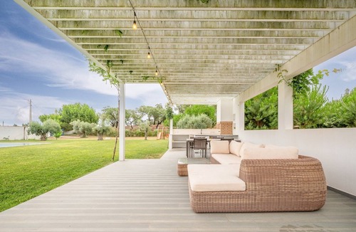 Ponte de Sor Apartment | Refreshing poolside escape in Ponte de Sor