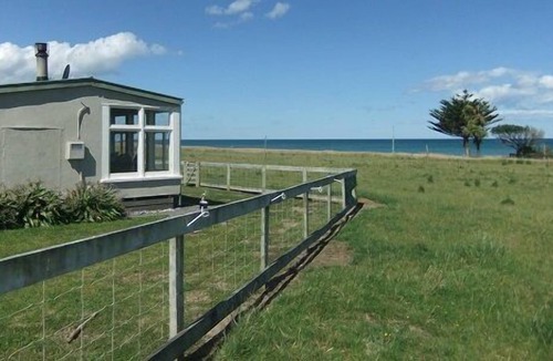 Glenburn House | Relax and unwind in this little cute bach.