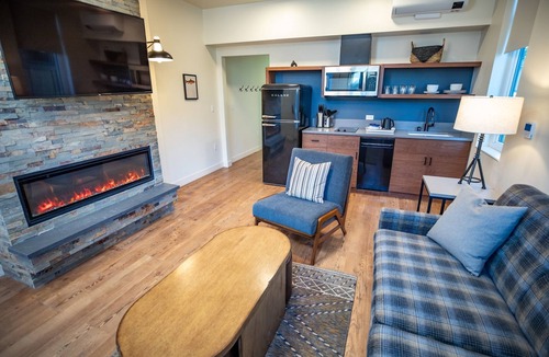 Mammoth Lakes Hotel | Relax in 3 Spacious Alpine Units with Shuttle, Gear Rentals & Sherwin Lakes