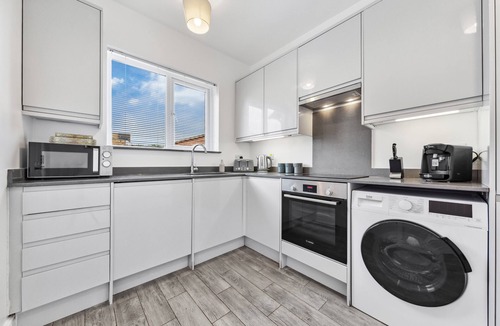 Enfield Highway House | Relax & Recharge+Spacious 4BR+Ideal for Families