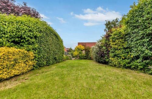 Ashby-de-la-Zouch Apartment | Relaxing 3 Bedroom Stay with Private TVs Near Ashby