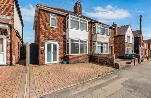 Ashby-de-la-Zouch Apartment | Relaxing 3 Bedroom Stay with Private TVs Near Ashby