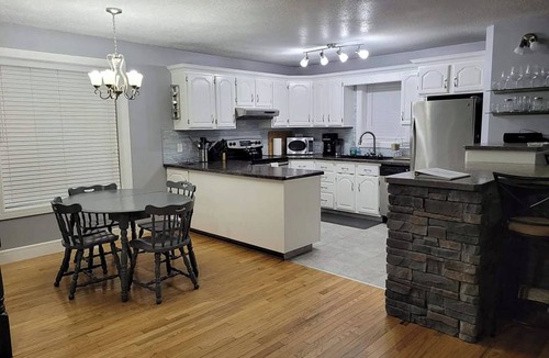 Greenwater Lake House | Relaxing 5 bedroom cabin at Greenwater Lake