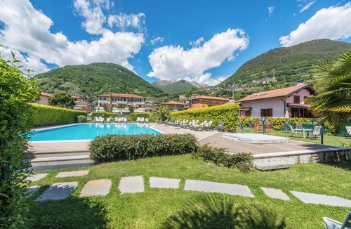 Domaso Apartment | Residence Geranio, Monolocale apartment with french balcony, wifi and pool