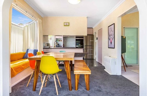 Whitby House | Retro retreat with Style! Large home in Whitby