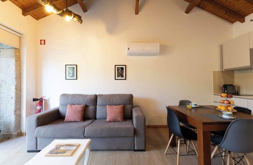 Lanhelas Villa | River Beach Loft · Bob Dylan at the Watermill