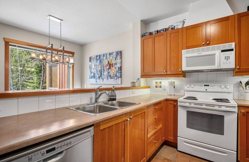 East Kootenay Apartment | Riverbend Retreat | Hot Tub | Pools | Pets | Creek