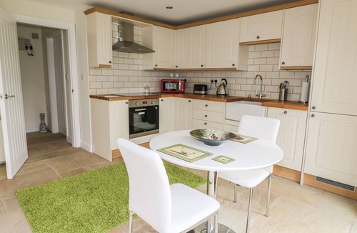 Cuckney Cottage | RIVERSIDE LODGE, with a garden in Cuckney